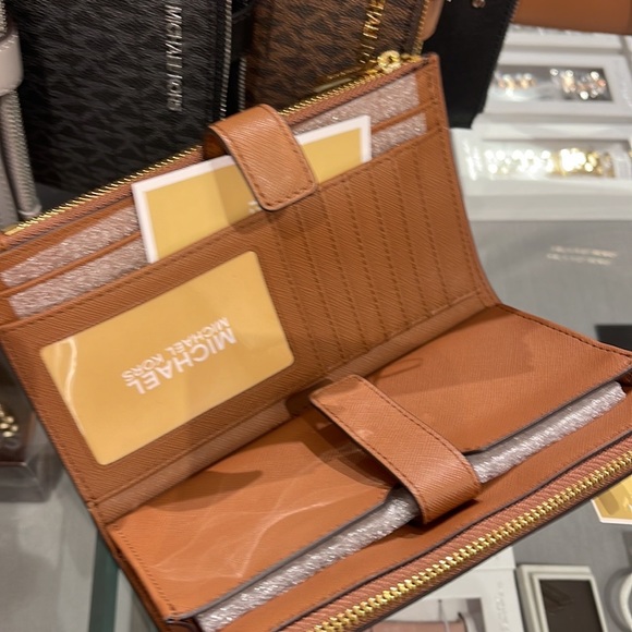 MICHAEL KORS LARGE DOUBLE ZIP WRISTLET WALLET PHONE CASE CLUTCH 
Luggage - Picture 7 of 16